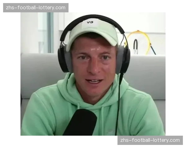 前德国国脚克罗斯现身莱比锡主场，观战老东家比赛